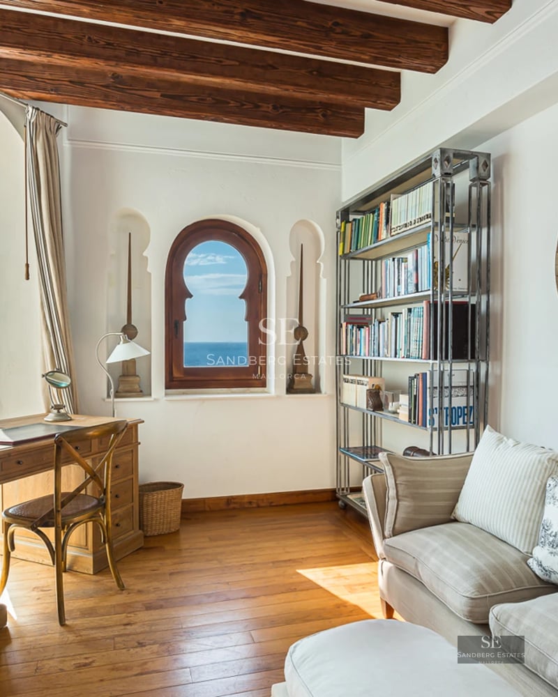 Image d'une villa de luxe avec piscine, architecture moderne, grandes baies vitrées, finitions haut de gamme et jardin luxuriant.