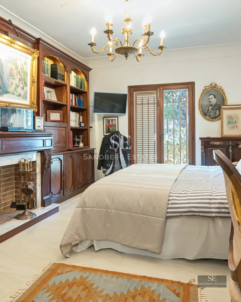 View of modern villa with infinity pool, sun loungers, and ocean views. Minimalist design with large windows and landscaping.