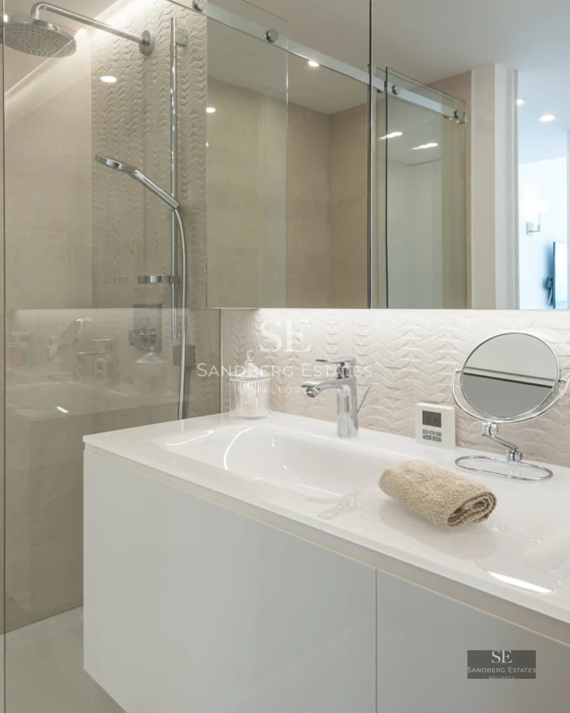 Exterior view of a modern villa featuring an infinity pool, manicured garden, and expansive windows. Minimalist and elegant design.