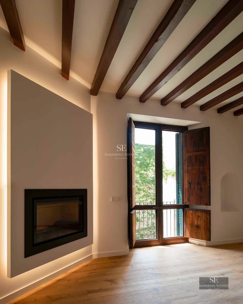 Spacious living room with pool access. Large windows, light wood floors, modern and minimalist design. Abundant natural lighting.