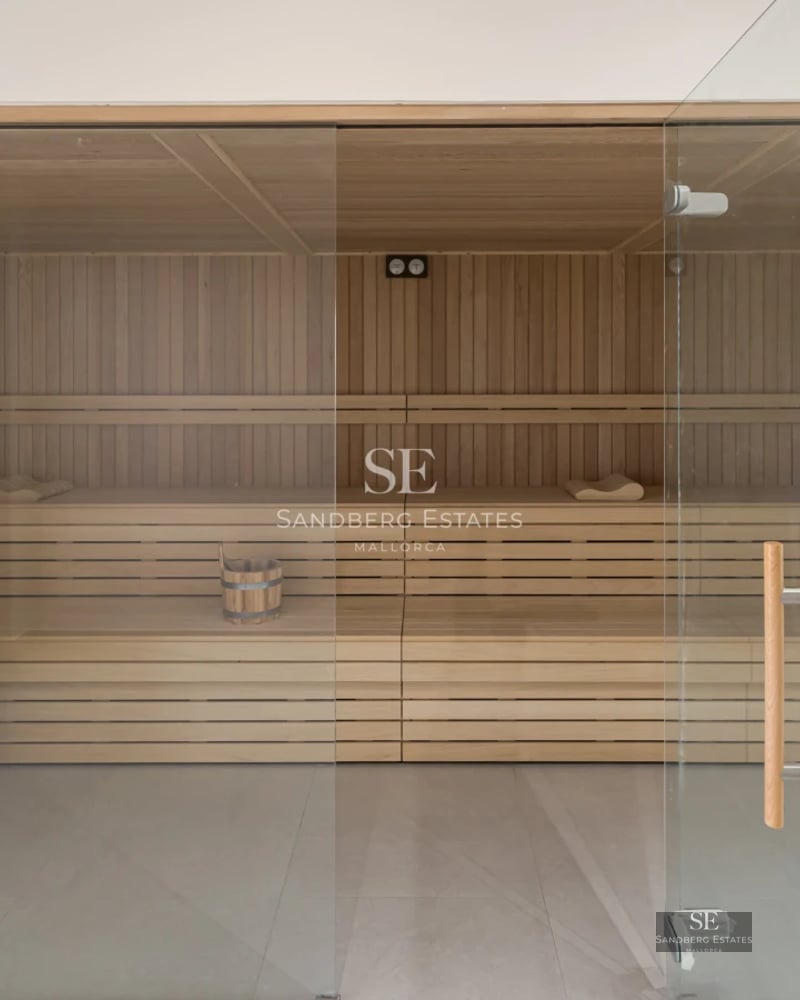 Spacious living room with large windows, modern sofas, ambient lighting and panoramic sea views. Elegant design and high-quality finishes.