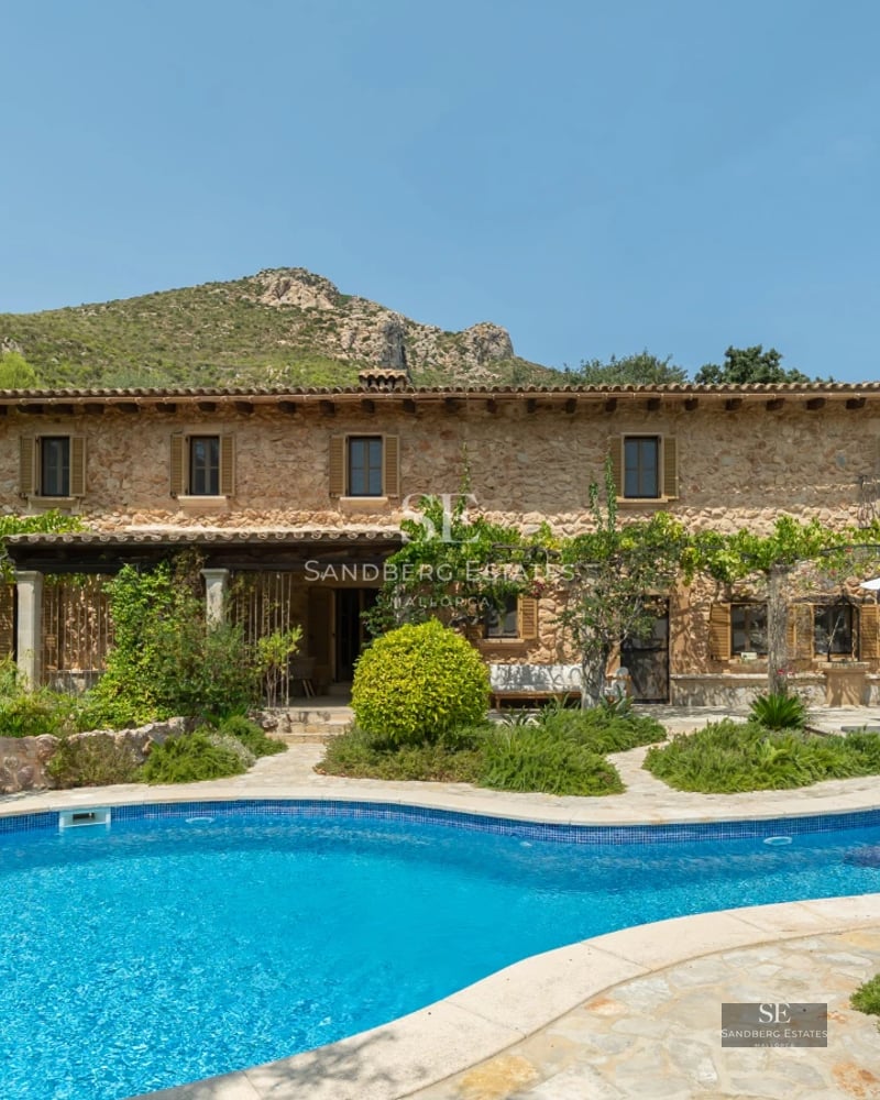 Panoramic view of a modern villa featuring an infinity pool, expansive terraces, and minimalist design. Lush gardens and elegant architecture.