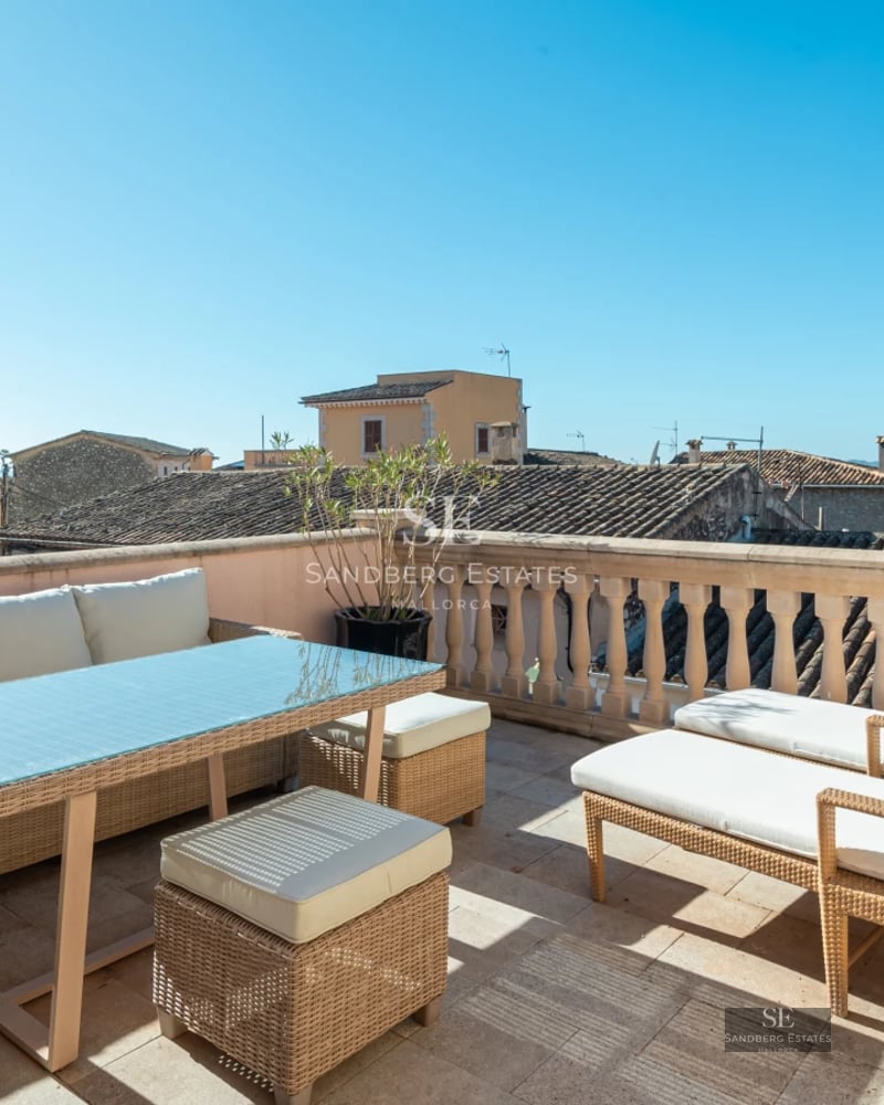 Exterior of a modern villa with an infinity pool. Minimalist architecture, spacious terraces, and panoramic sea views. Elegant and sophisticated design.