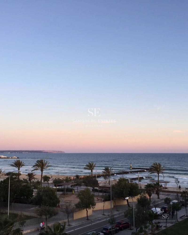Vue extérieure d'une villa moderne avec piscine miroir, grandes baies vitrées et design minimaliste. Jardin luxuriant.