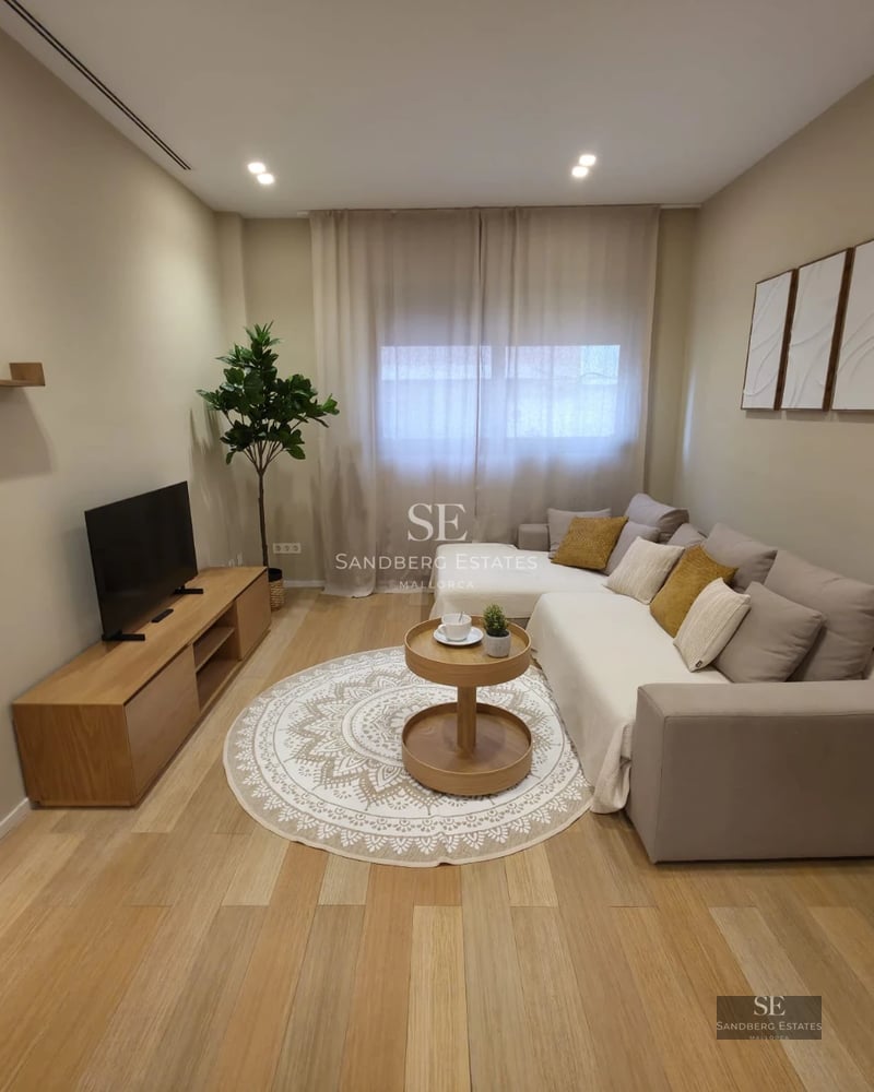 Spacious terrace with infinity pool, sun loungers and sea view. Modern design with high-end finishes and plenty of natural light.