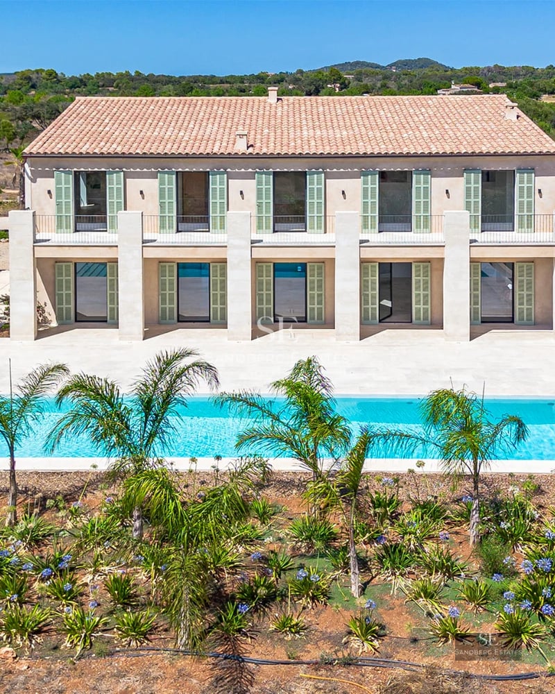 Exterior view of modern villa with infinity pool, large garden, and minimalist architecture. Ideal for investment.