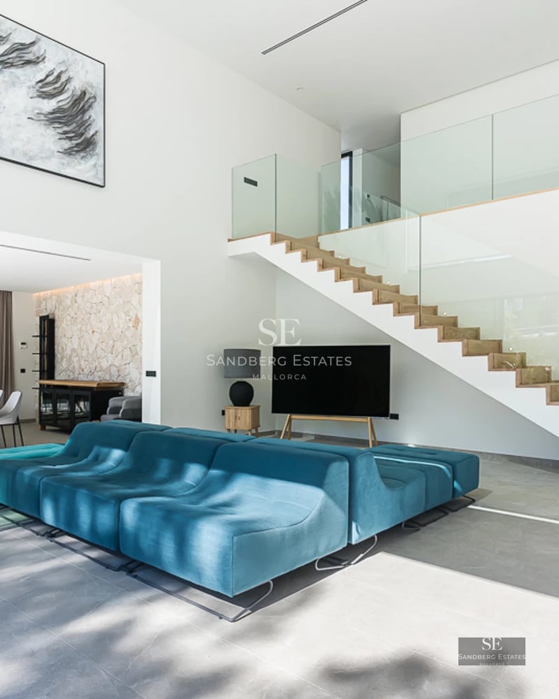 Vue extérieure d'une villa moderne avec piscine, grand jardin et design architectural minimaliste. Idéal pour les familles.