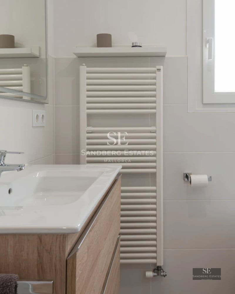 Exterior view of a modern house with infinity pool. Minimalist design, large windows, and lush gardens. Soft and elegant lighting.