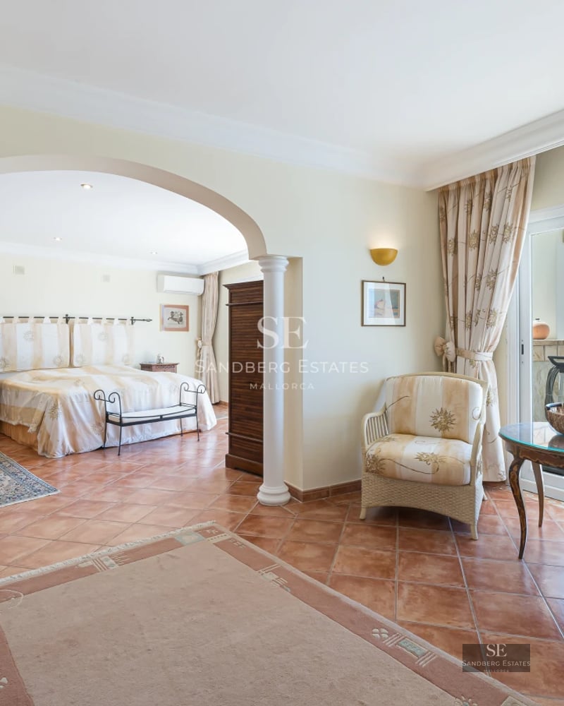 Spacious living room with floor-to-ceiling windows, modern fireplace and access to pool terrace. Elegant design and panoramic views.