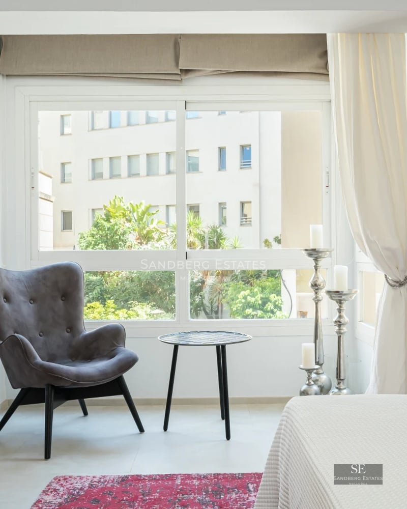 Exterior view of a modern house with an infinity pool, spacious terraces, and lush gardens. Minimalist and elegant architecture.