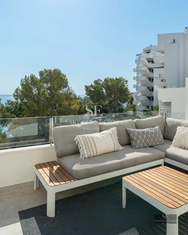 View of a luxurious villa with infinity pool, surrounded by greenery and spacious terraces. Modern and bright architecture.