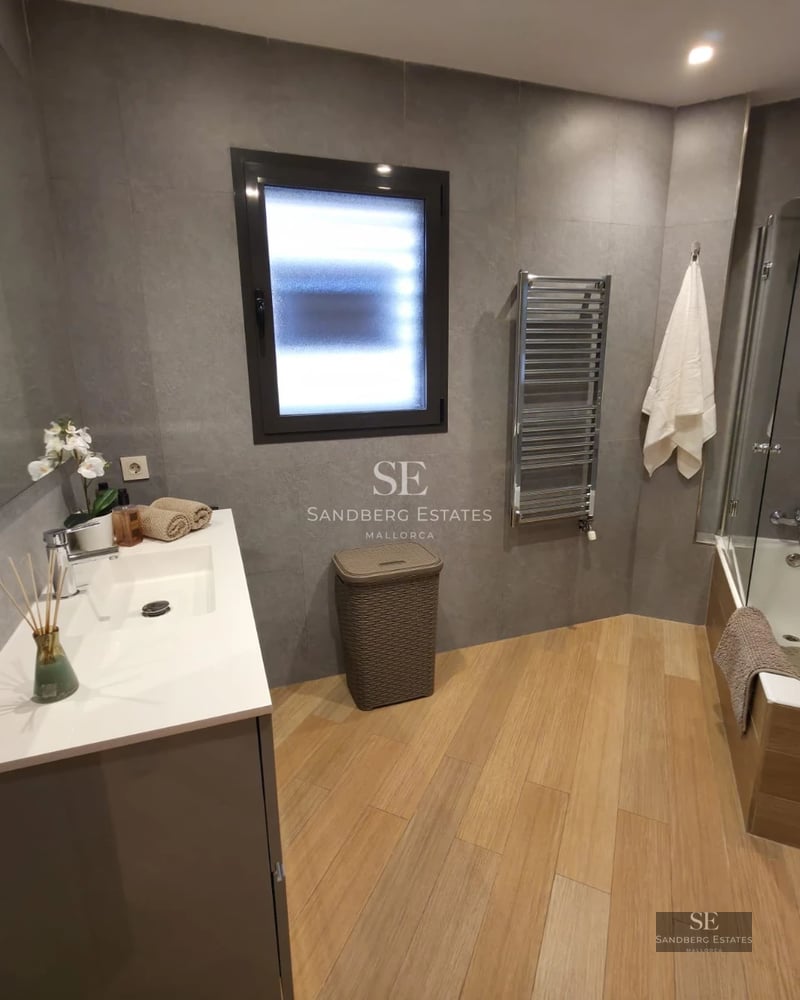 Spacious terrace with infinity pool, sun loungers, panoramic views and modern architecture. Minimalist design and abundant natural light.