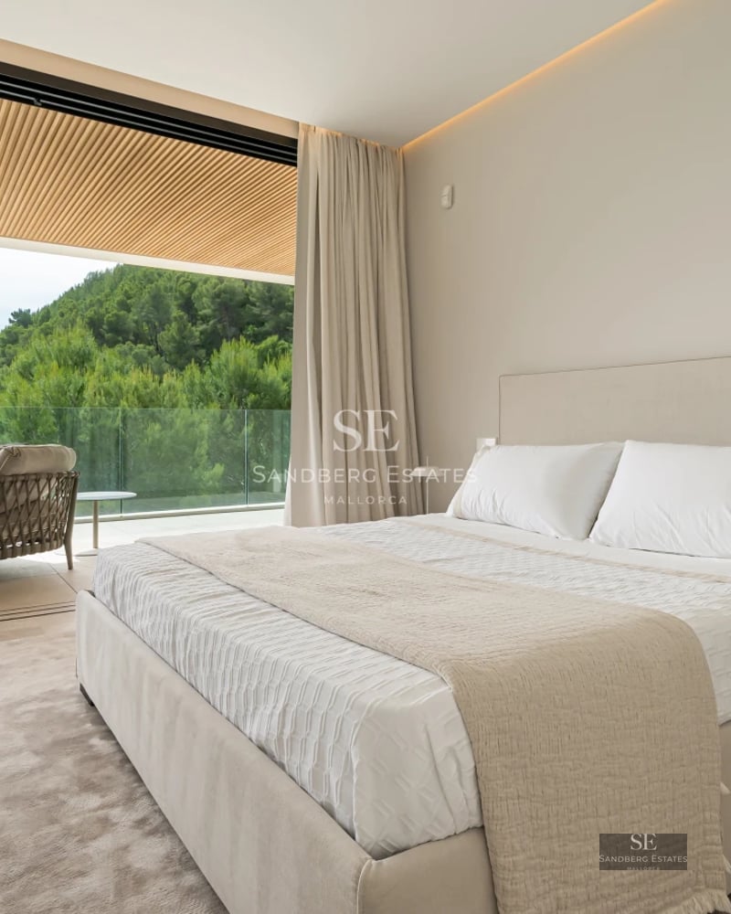 Spacious living room featuring natural light, a fireplace, and panoramic windows. Modern furniture and high-quality finishes.