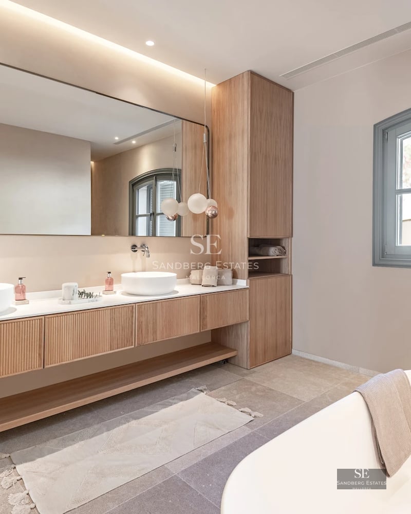 Spacious, bright living room with balcony, light wood flooring, and minimalist decor. Panoramic views. Ideal investment.