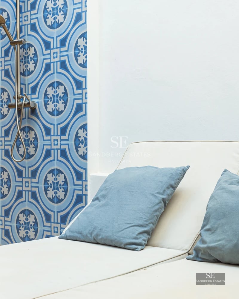 Image of an infinity pool overlooking the sea. Modern design, sun loungers, and lush landscaping. Luxury and exclusivity.