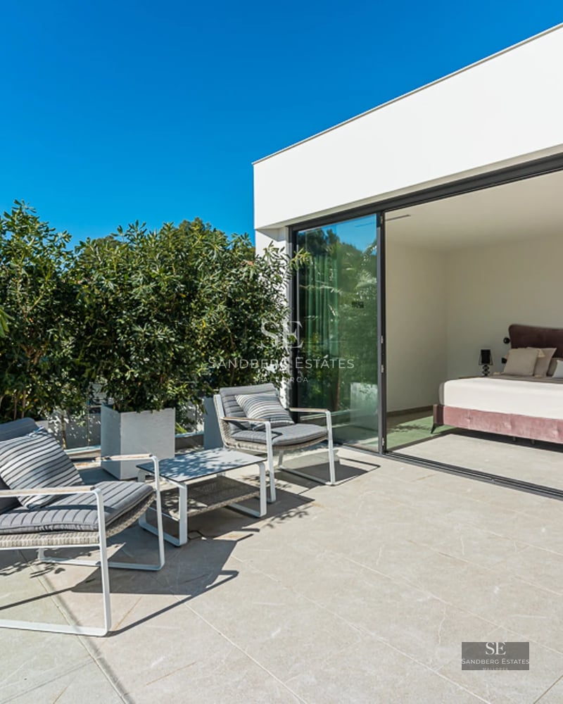 Salon spacieux avec piscine extérieure. Baies vitrées, planchers en bois et accès direct à la terrasse. Design moderne et lumineux.