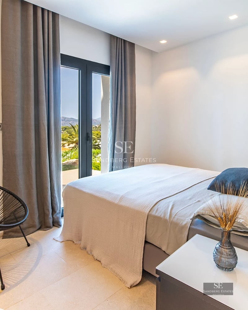 Exterior of a modern villa featuring an infinity pool, manicured garden, and minimalist architecture. Bright and spacious.