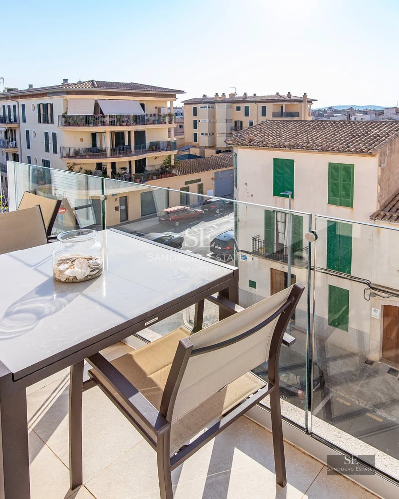 Exterior view of modern villa with infinity pool, large windows, and minimalist design. Lush garden and elegant furniture.