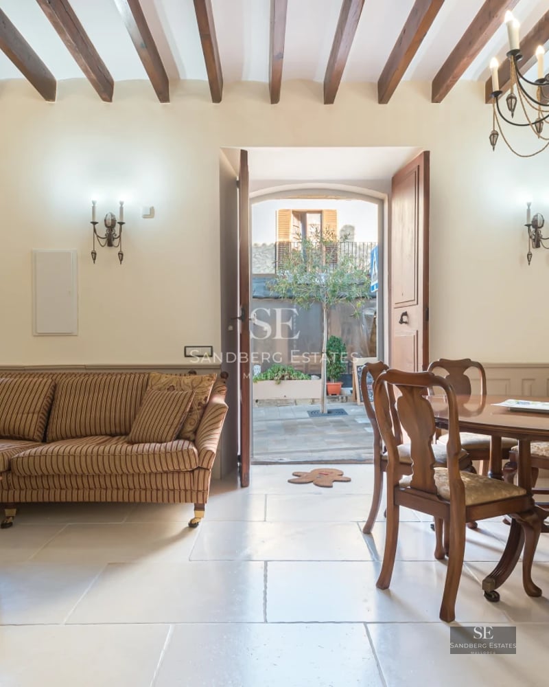 Exterior of a modern villa with a pool. Minimalist architecture, large windows, and a lush garden. Ideal for families.