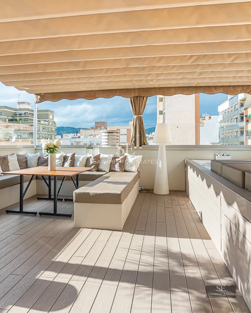 Spacious pool with sea views, surrounded by loungers and lush vegetation. Modern style with high-quality finishes.