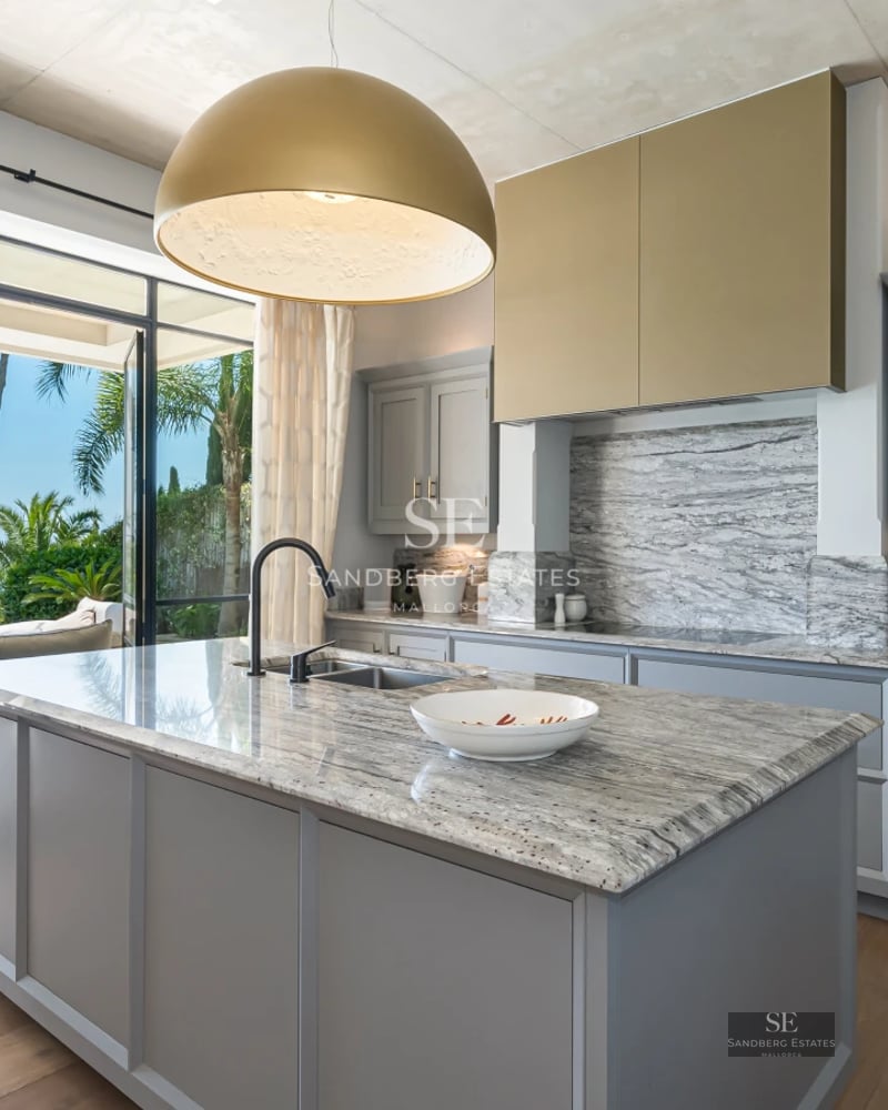 Image of a luxurious villa with an infinity pool, modern design, large glass windows, and panoramic ocean views. Lush garden.