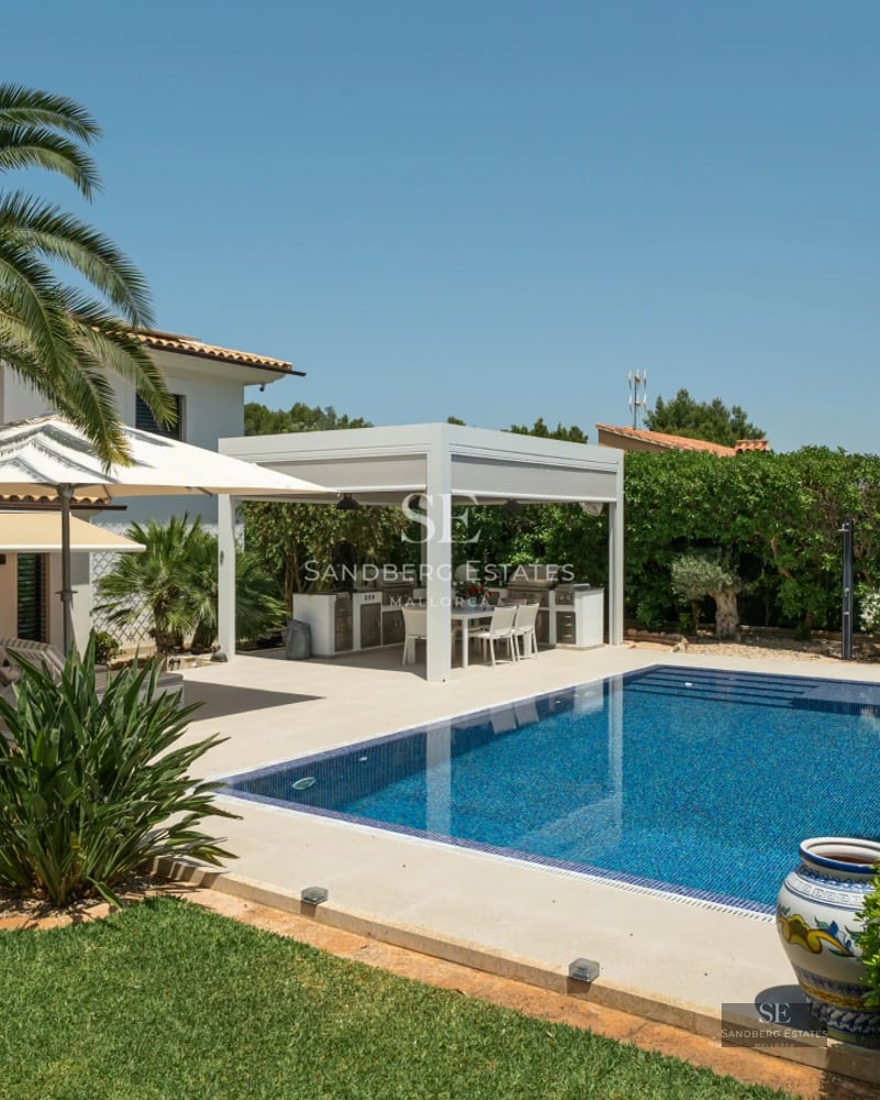 Panoramic view of a modern villa with pool, elegant design, large windows and lush gardens. Contemporary architecture.