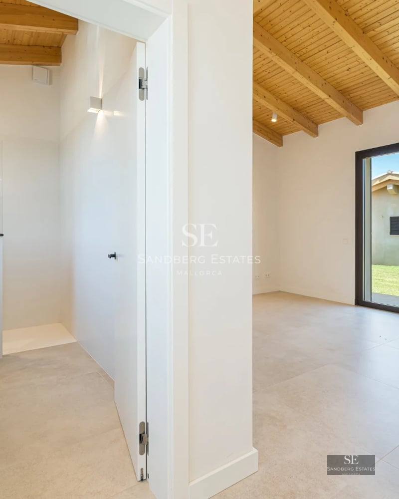 Image of an infinity pool with sea views, modern minimalist design, surrounded by greenery. Contemporary architecture.