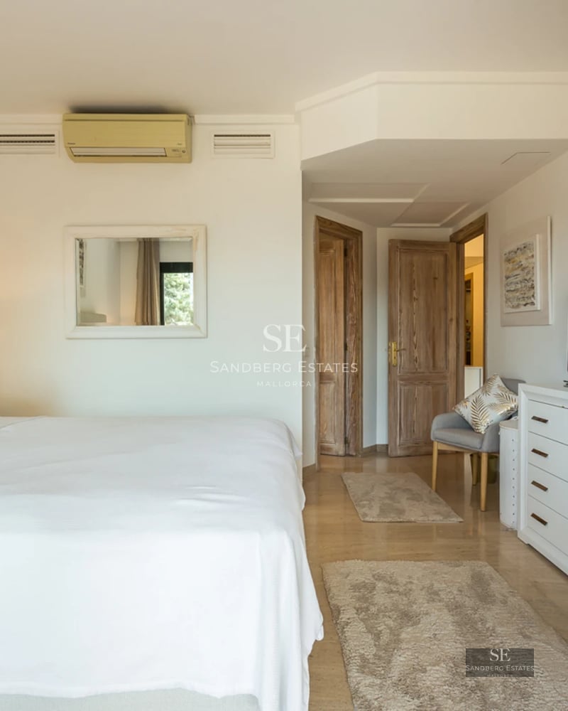 Exterior view of a modern home with infinity pool. Minimalist architecture, large windows, and lush vegetation.