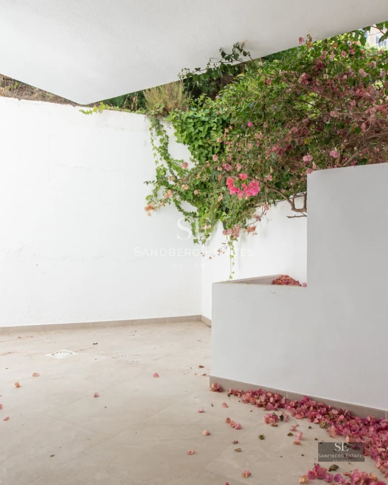 Spacious terrace featuring modern furniture, a pool, and lush greenery. Panoramic views. Ideal for relaxation and entertaining.