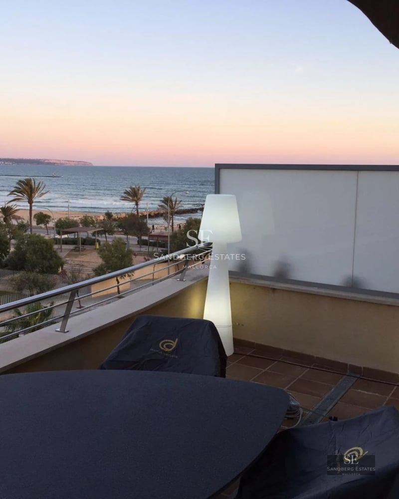 Image d'extérieur montrant une maison moderne avec piscine, pelouse soignée et détails architecturaux minimalistes.