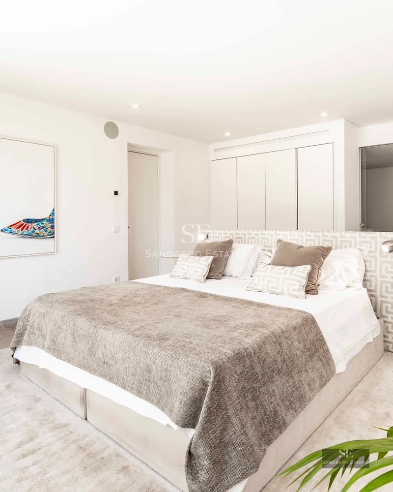 Spacious balcony with sea view, modern and relaxing furniture, ideal for enjoying the outdoors and panoramic views.