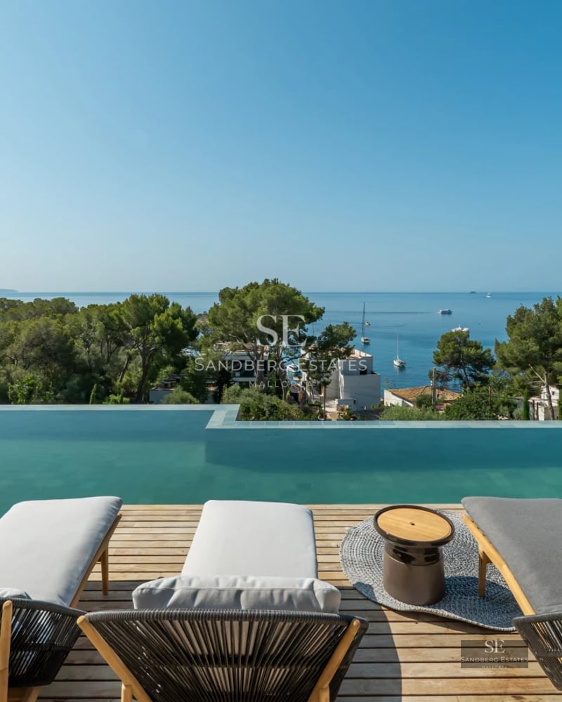 Exterior of a modern villa with infinity pool, spacious garden, and minimalist architecture. Natural lighting and elegant design.