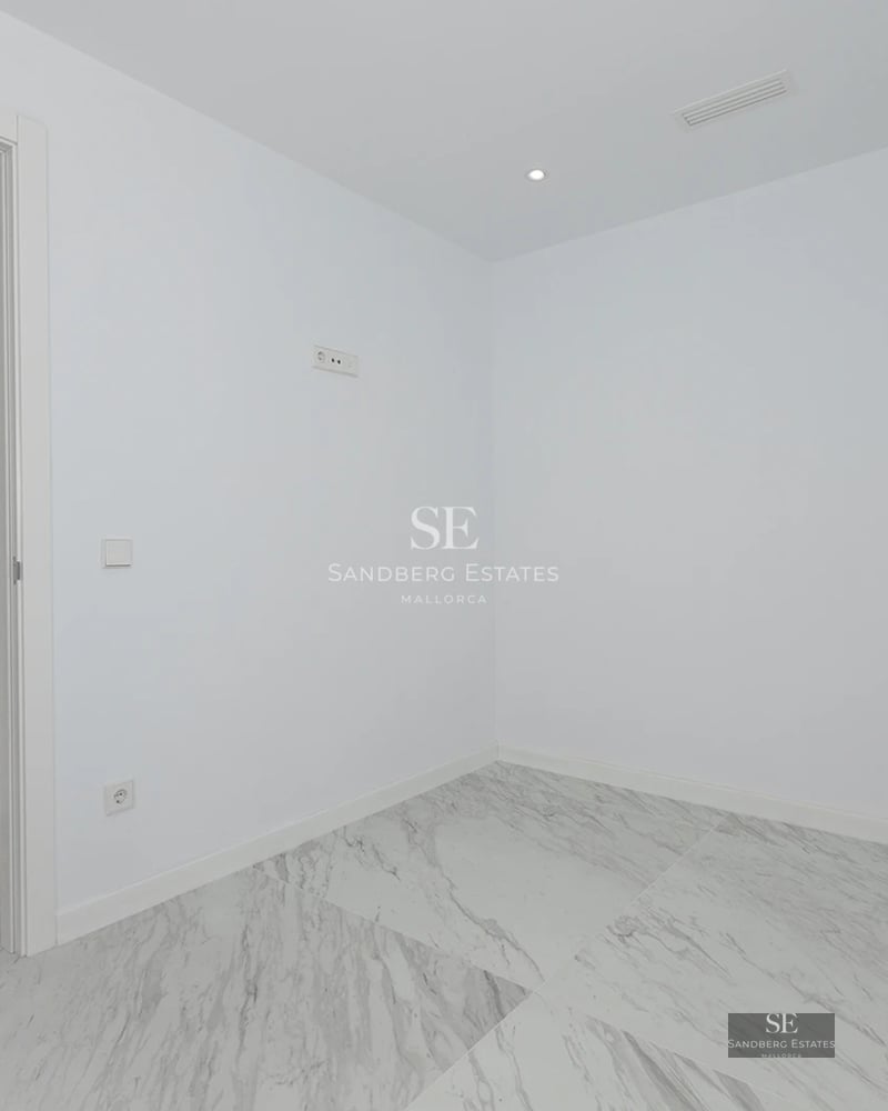 Expansive terrace with infinity pool, sun loungers & ocean views. Modern & minimalist design, ideal for relaxation & enjoyment.