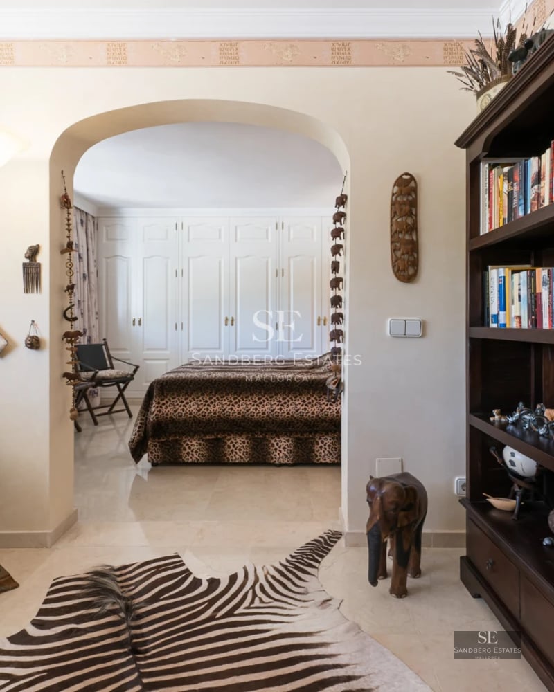 Spacious terrace with infinity pool and panoramic views. Modern design with high-quality finishes. Ideal for relaxing and enjoying the scenery.