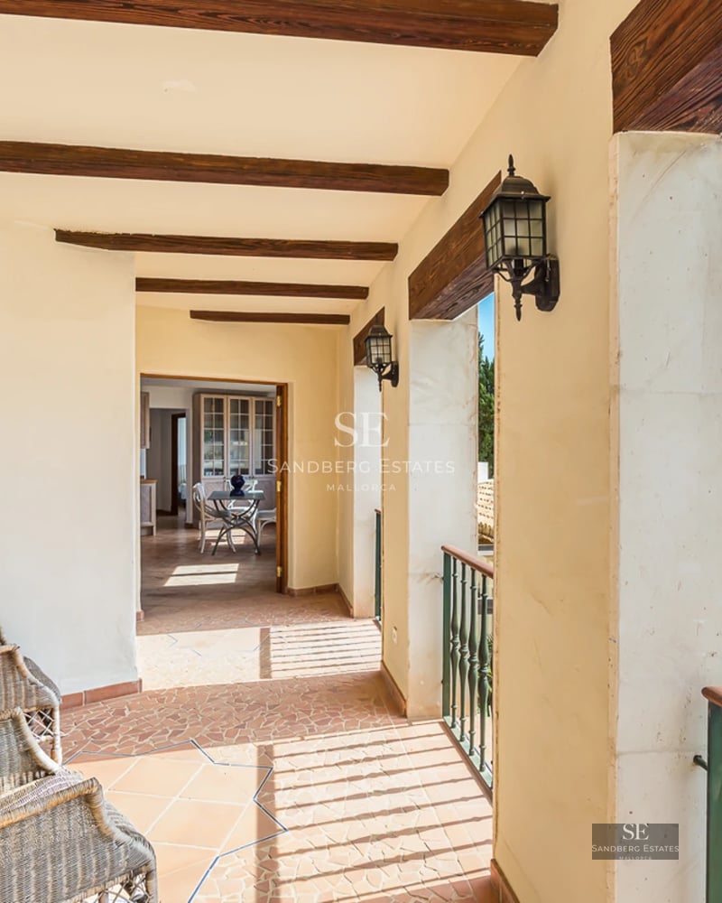 Vue extérieure d'une luxueuse maison avec piscine à débordement, entourée de verdure et présentant une architecture moderne et minimaliste.