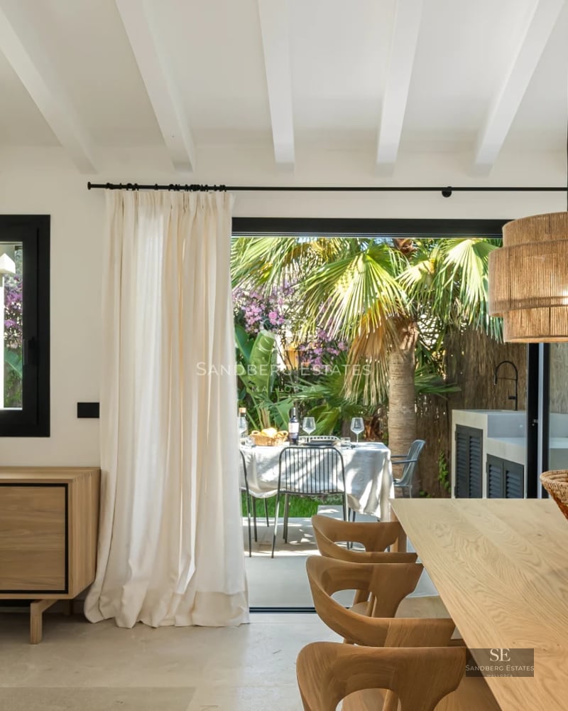 Spacious terrace with infinity pool. Panoramic views. Modern design with natural materials. Outdoor sofas and lush vegetation.