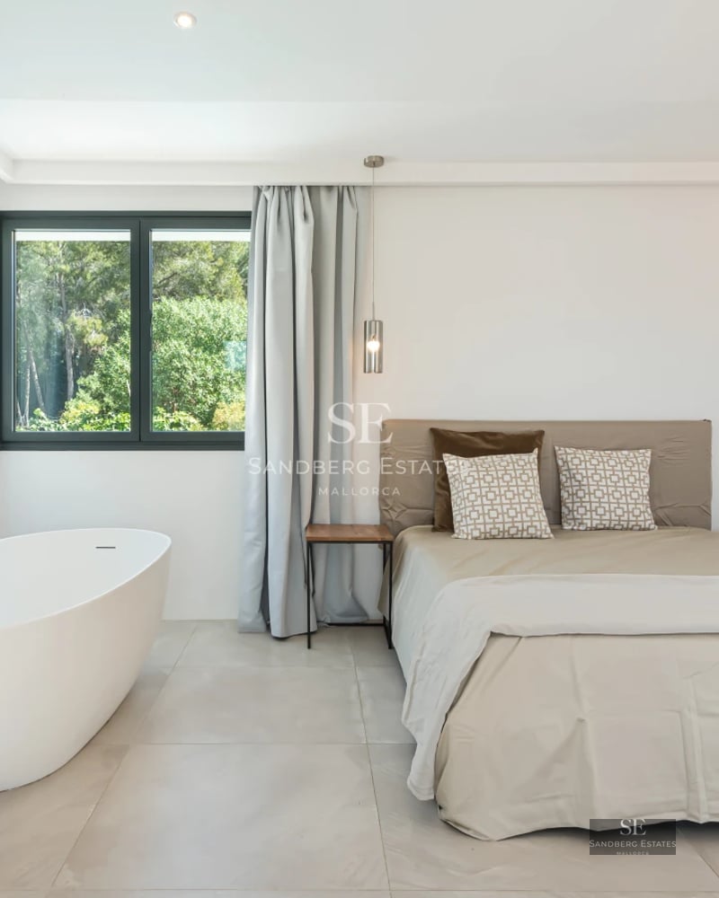 View of a modern villa featuring an infinity pool, large windows, and lush greenery. Minimalist design with high-quality finishes.