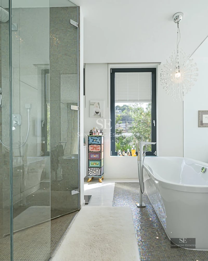 Spacious living room with panoramic sea views. Modern, bright design, balcony and stunning views. Elegant furniture and luxurious finishes.