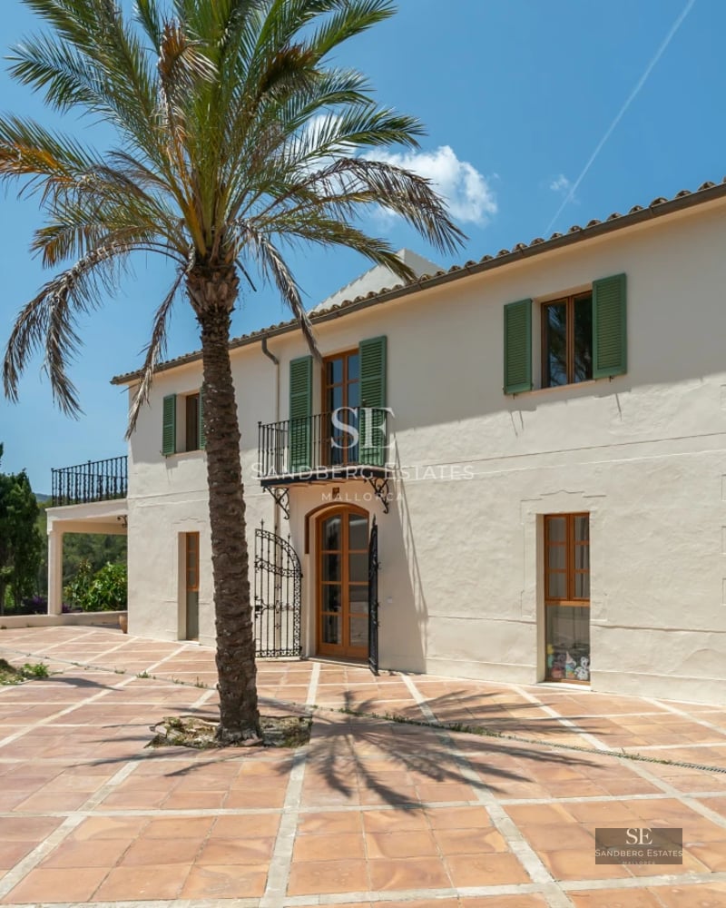 Modern villa with infinity pool and sea views. Minimalist architecture, spacious terraces, and luxury finishes. Abundant natural light.