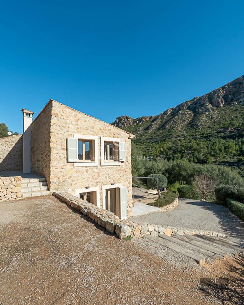Exterior view of a modern villa with an infinity pool, large windows, and lush garden. Minimalist architecture and landscaped gardens.