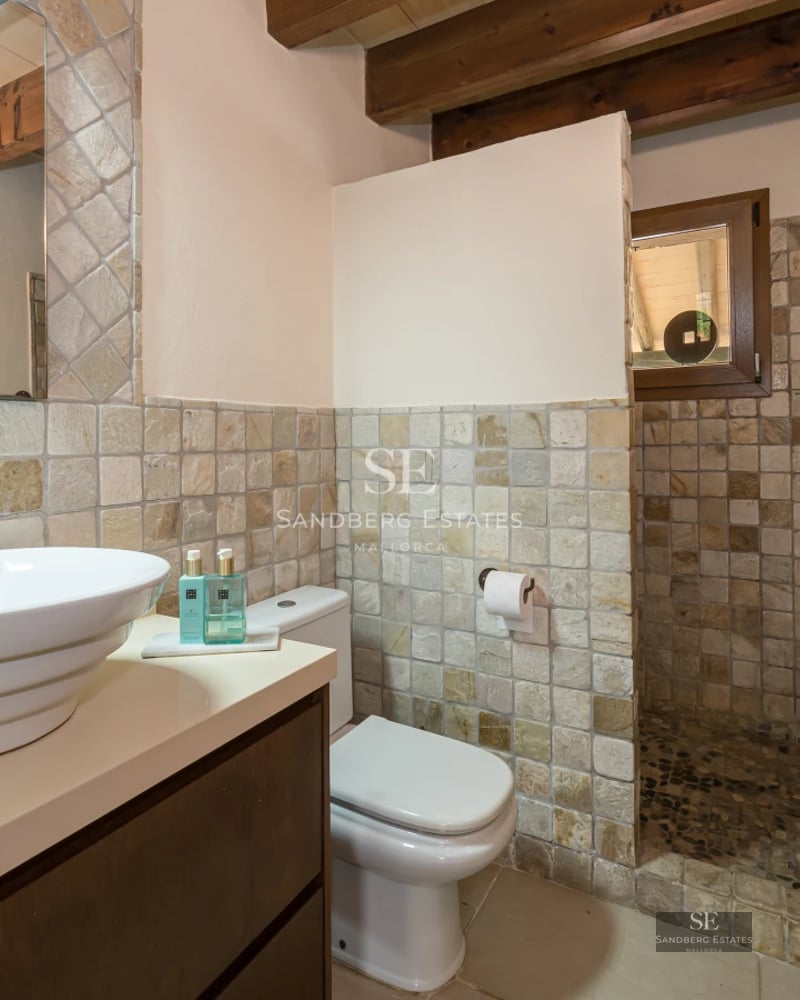 Spacious balcony with ocean view. Modern and elegant furniture, ideal for relaxing. Glass railing.