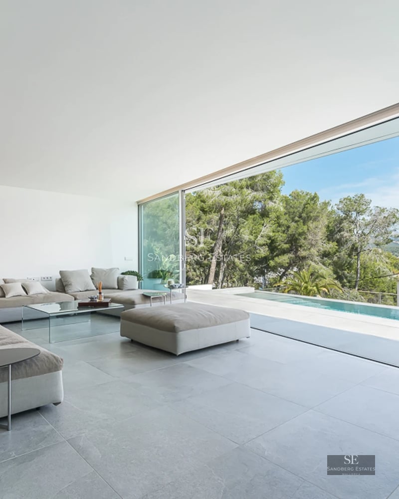 Image of a modern pool with a terrace and stylish furniture. Warm lighting and relaxing atmosphere. Minimalist architecture.