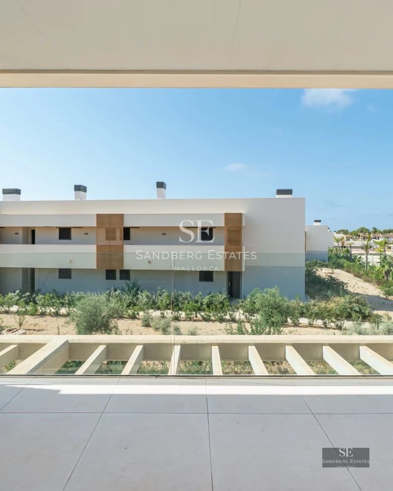 Spacious terrace with infinity pool and panoramic views. Modern architecture with large windows and elegant furniture. Minimalist and relaxing design.