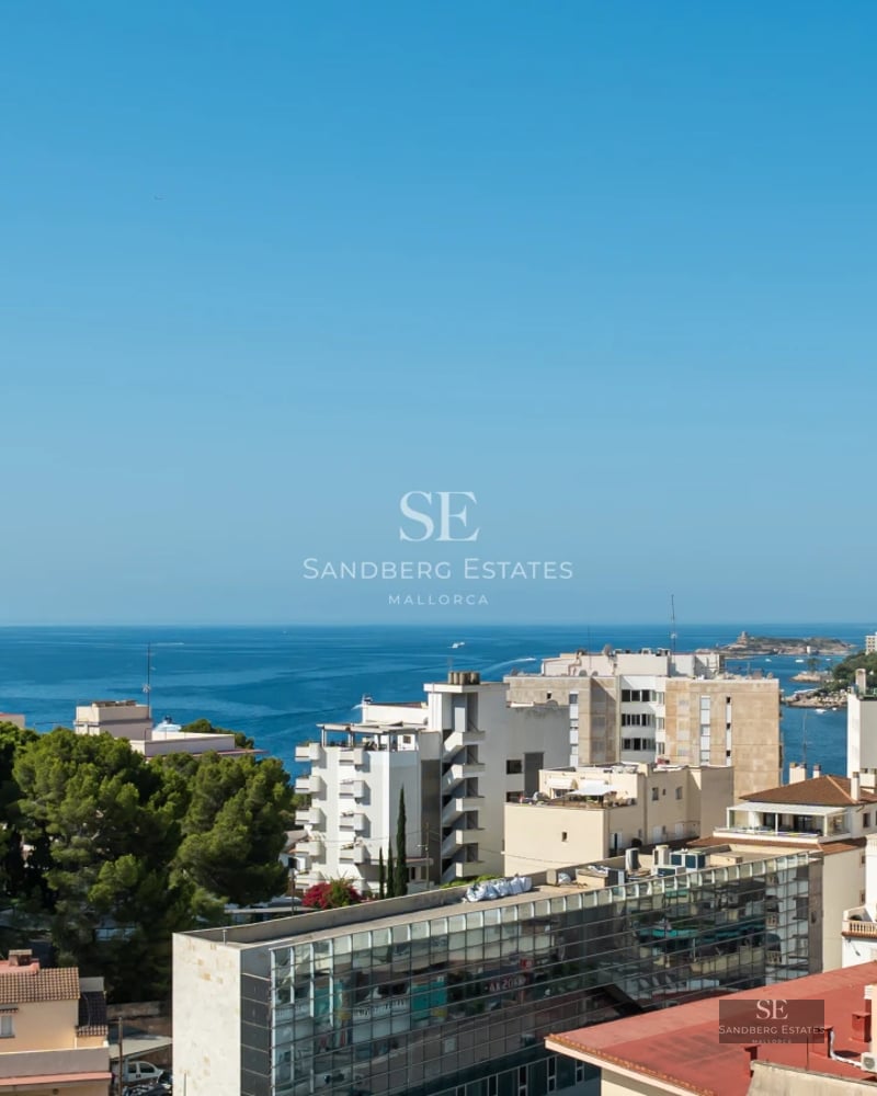 Modern pool villa: minimalist design, infinity pool, stunning view. Natural lighting, high-quality finishes. Real estate investment.