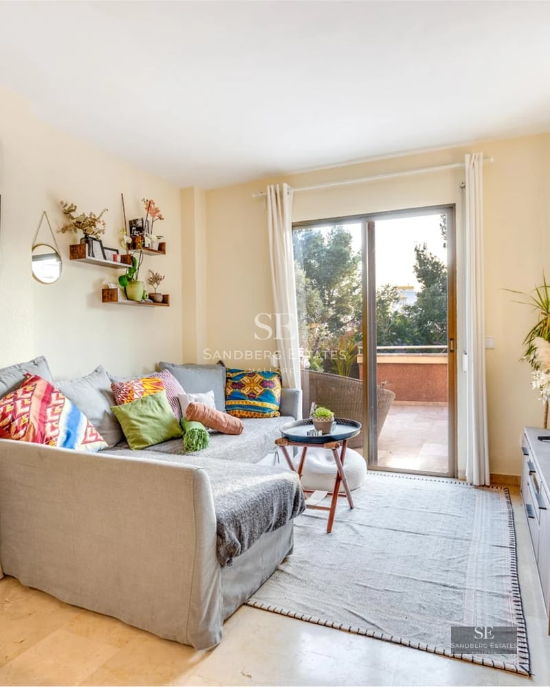 Vue panoramique d'une terrasse avec piscine à débordement, transats et vue sur la mer. Architecture moderne avec grandes fenêtres.