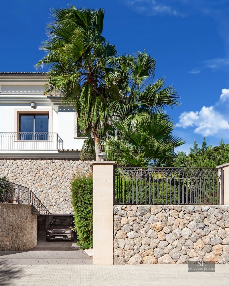 Modern penthouse with large terrace, private pool, sea views, elegant furniture, and minimalist design. Abundant natural lighting.