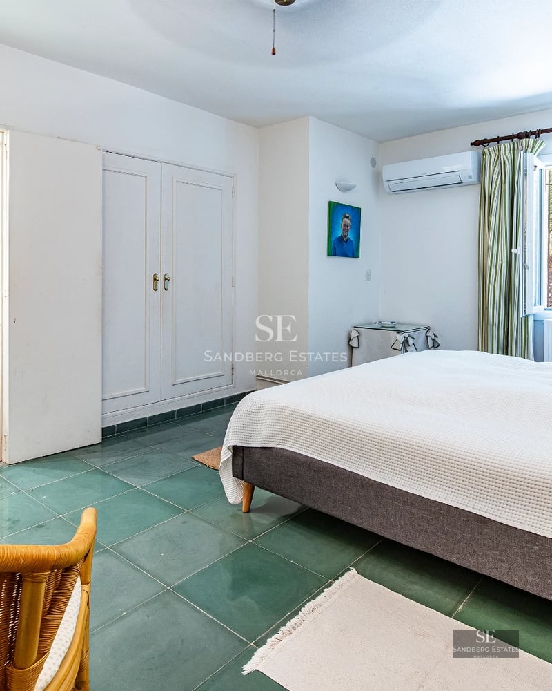 Spacious living room featuring floor-to-ceiling windows, wooden floors, modern fireplace and panoramic sea views. Bright and elegant.