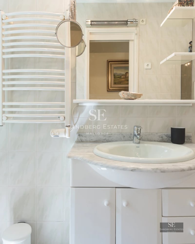 Exterior view of a modern house with a shimmering pool, lush garden, and minimalist architecture. Luxury and comfort in an idyllic setting.