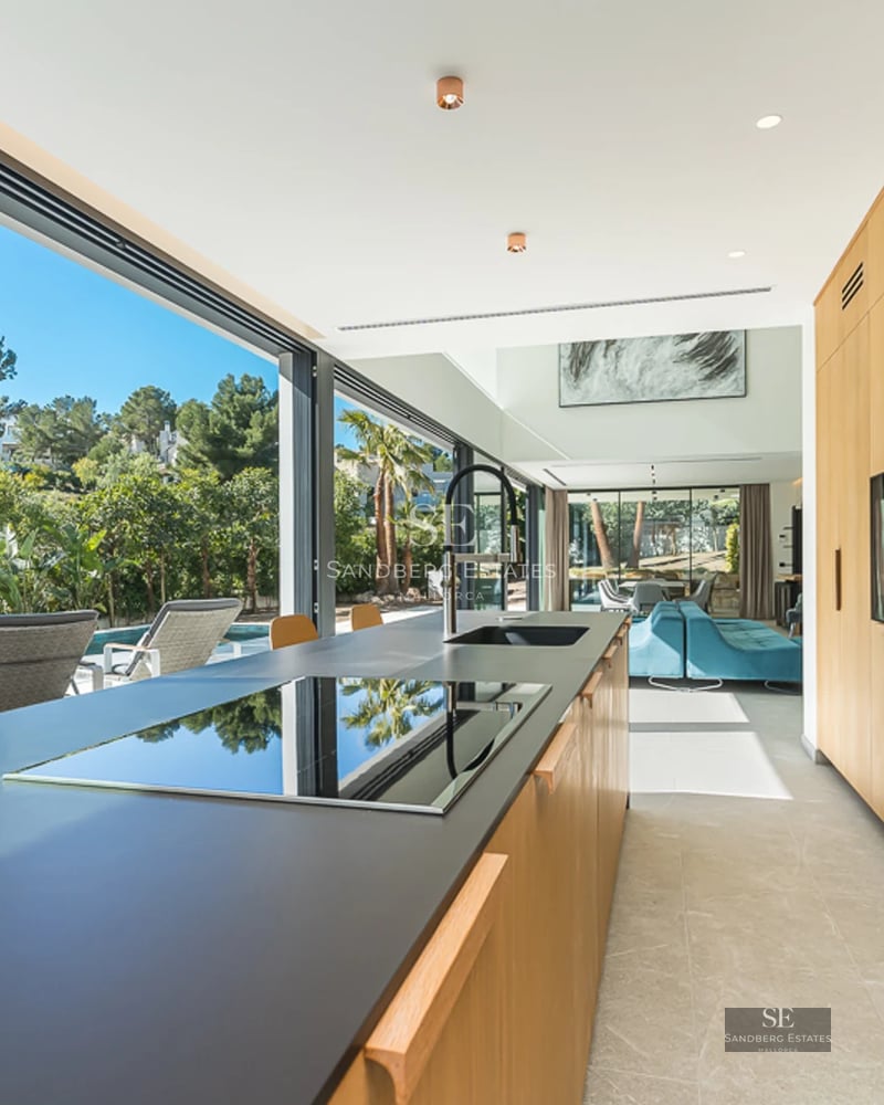 Extérieur d'une villa moderne avec piscine à débordement, grand jardin et architecture élégante. Éclairage ambiant chaleureux et vues panoramiques.