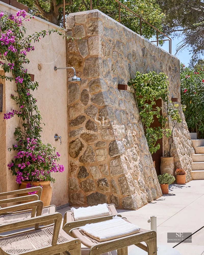 Pool and garden view of a modern villa. Large terrace, minimalist design, natural lighting, and high-quality materials. Luxurious exterior.